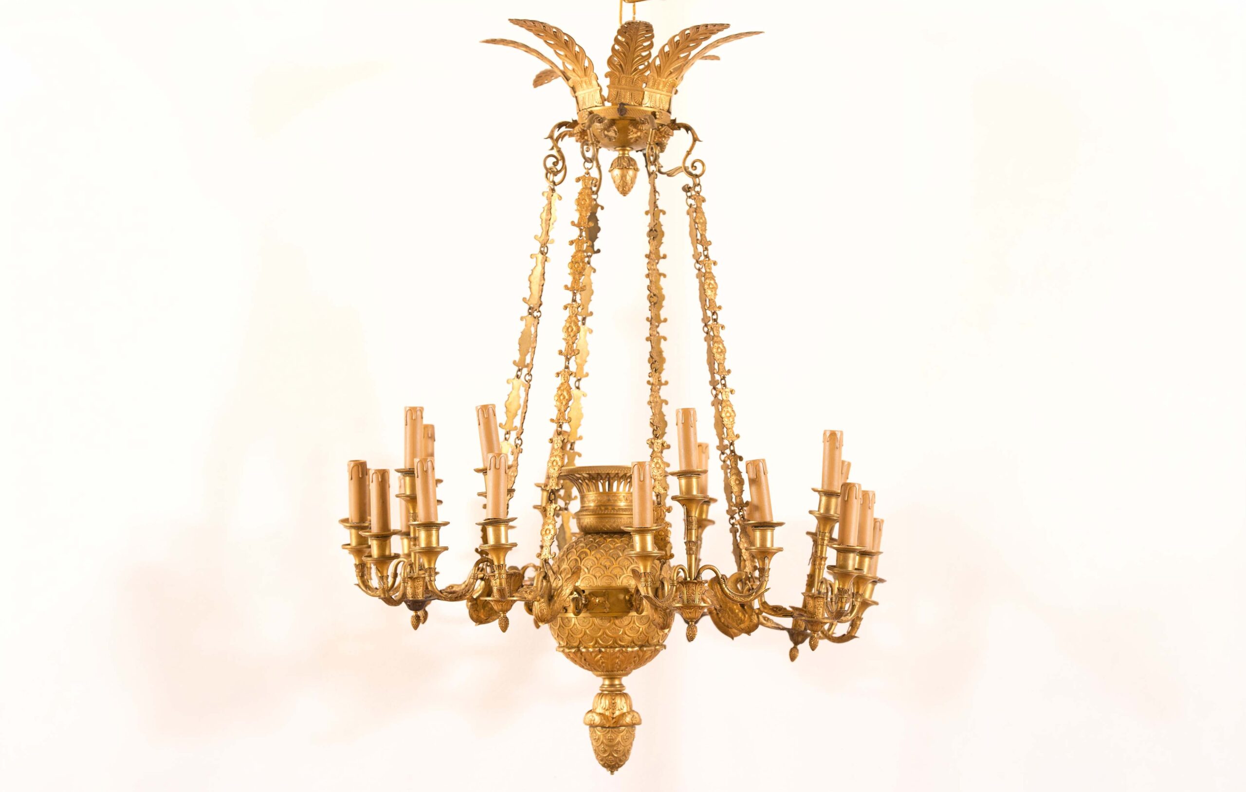 Lampadario in bronzo dorato a 24 luci.