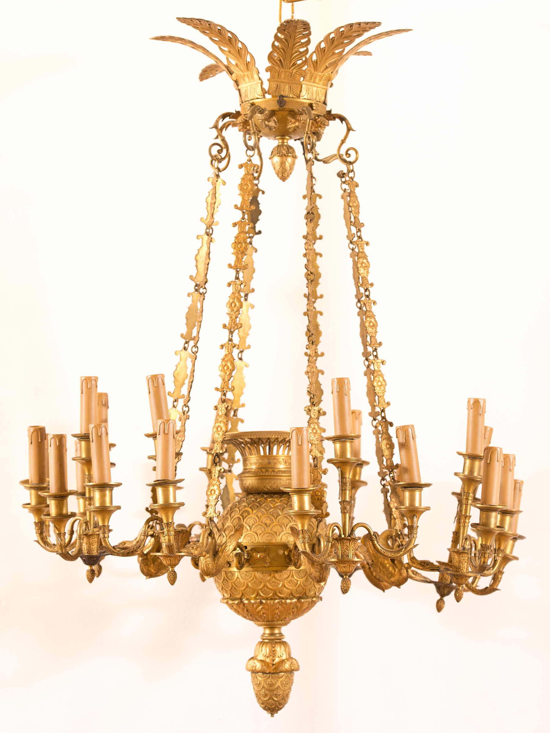 Lampadario in bronzo dorato a 24 luci su bracci in forma di cigni.