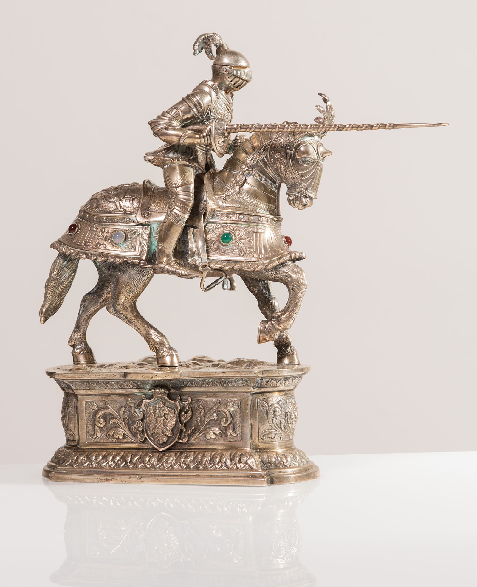 Scultura in argento sbalzato, “Cavaliere in armatura con lancia da giostra”, XX secolo.