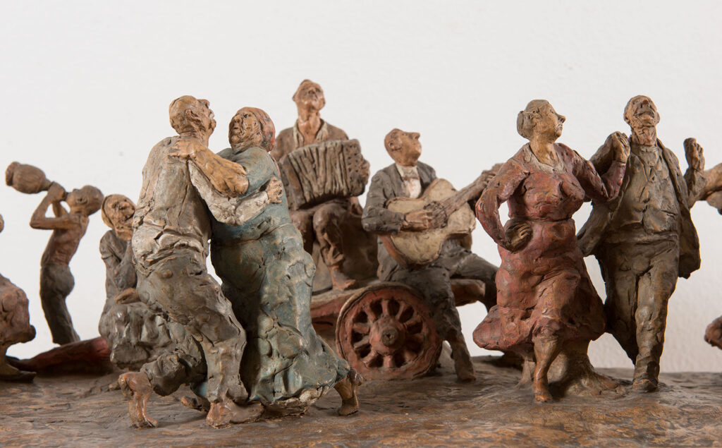“La festa di paese”, scultura di Cleto Tomba.