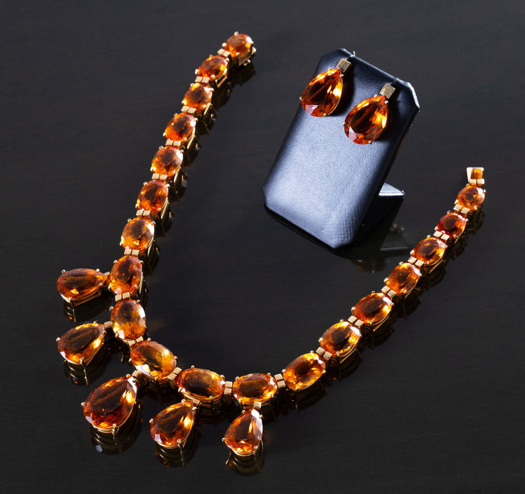 Parure composta da coppia di orecchini e collana con topazi.