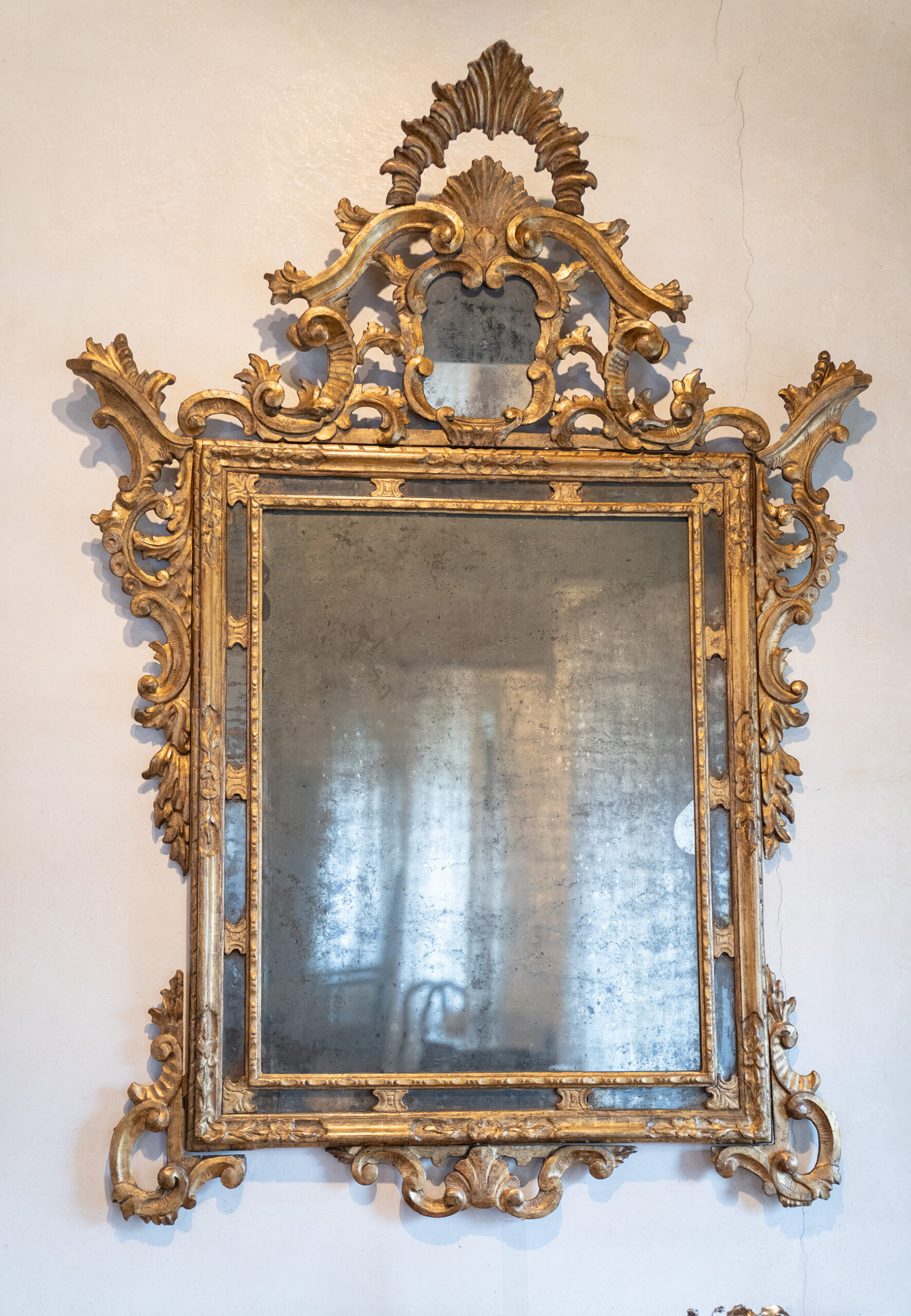 Specchiera in legno intagliato e dorato, Veneto, XVIII secolo.
