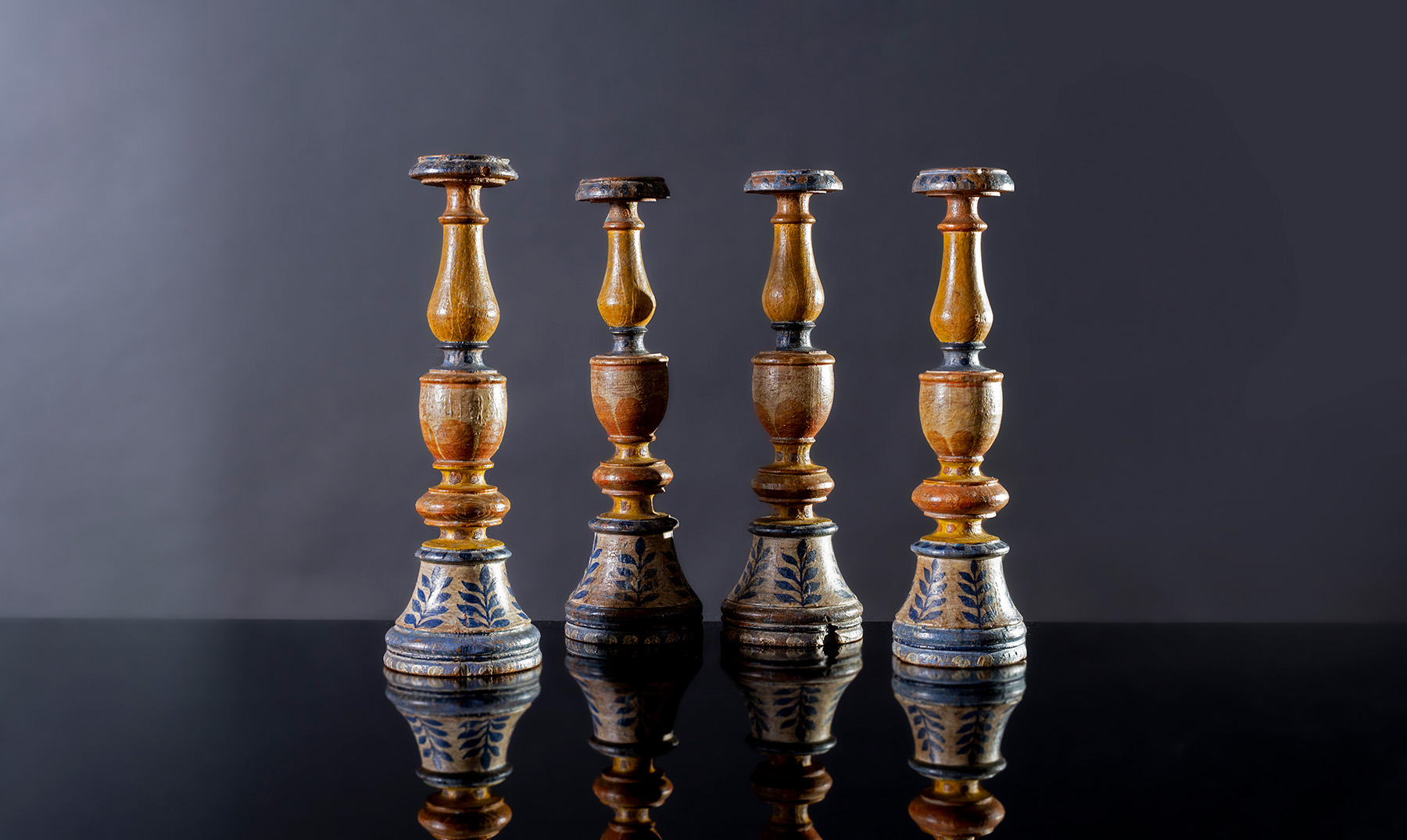 Quattro candelieri in legno Marche XVIII secolo