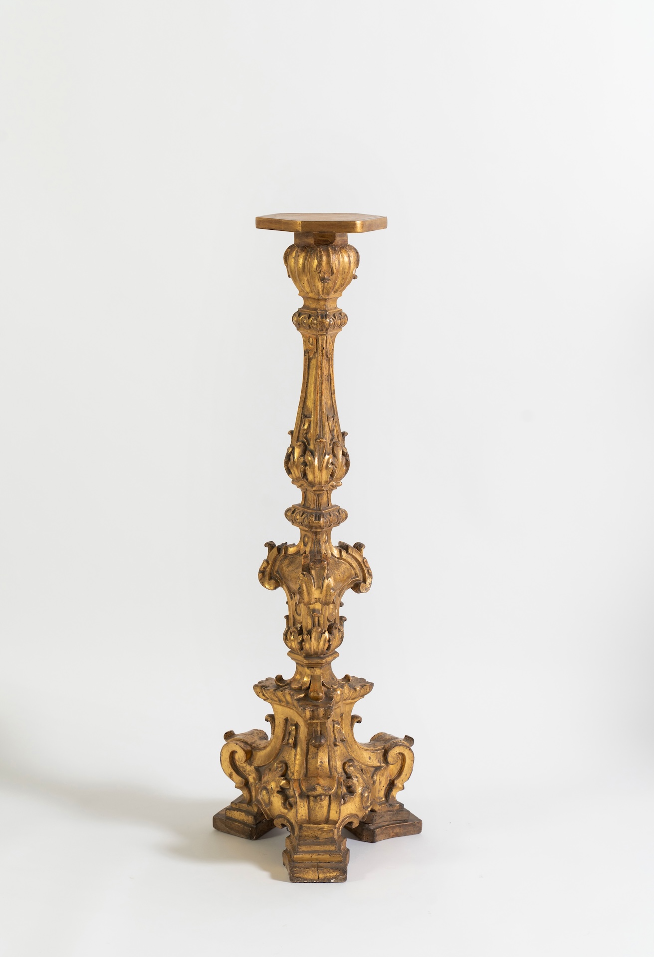 Asta 85: Candelabro rococò in legno intagliato e dorato XVIII secolo, eleganza barocca e maestria artigianale dell’arte decorativa italiana.
