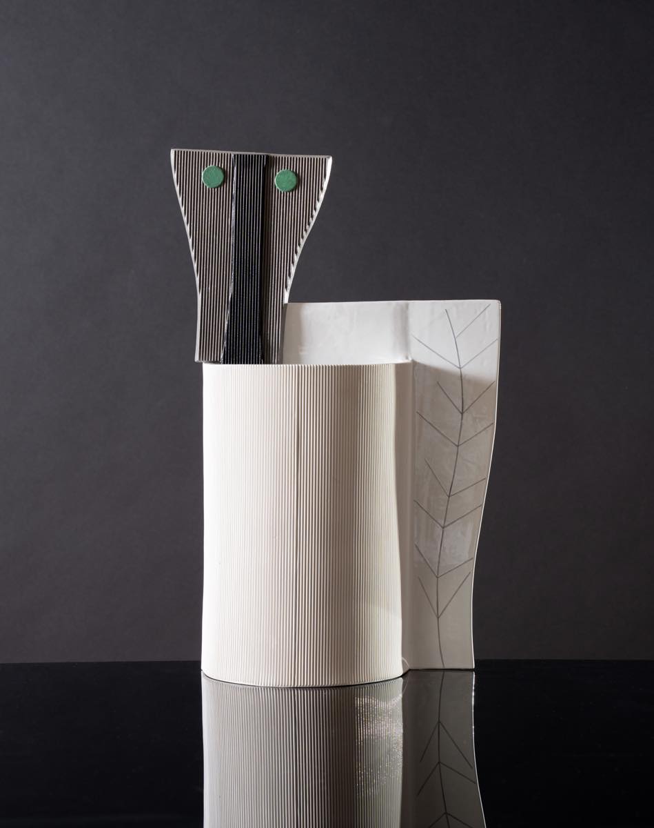 Il Vaso Agamennone di Mimmo Paladino è un’opera d’arte che unisce design contemporaneo e suggestioni mitologiche. Realizzato in ceramica artistica, rappresenta l’eccellenza del design italiano e la visione poetica dell’artista. The Agamennone Vase by Mimmo Paladino is a work of art that combines contemporary design with mythological inspiration. Crafted in artistic ceramics, it embodies the excellence of Italian design and the artist’s poetic vision.
