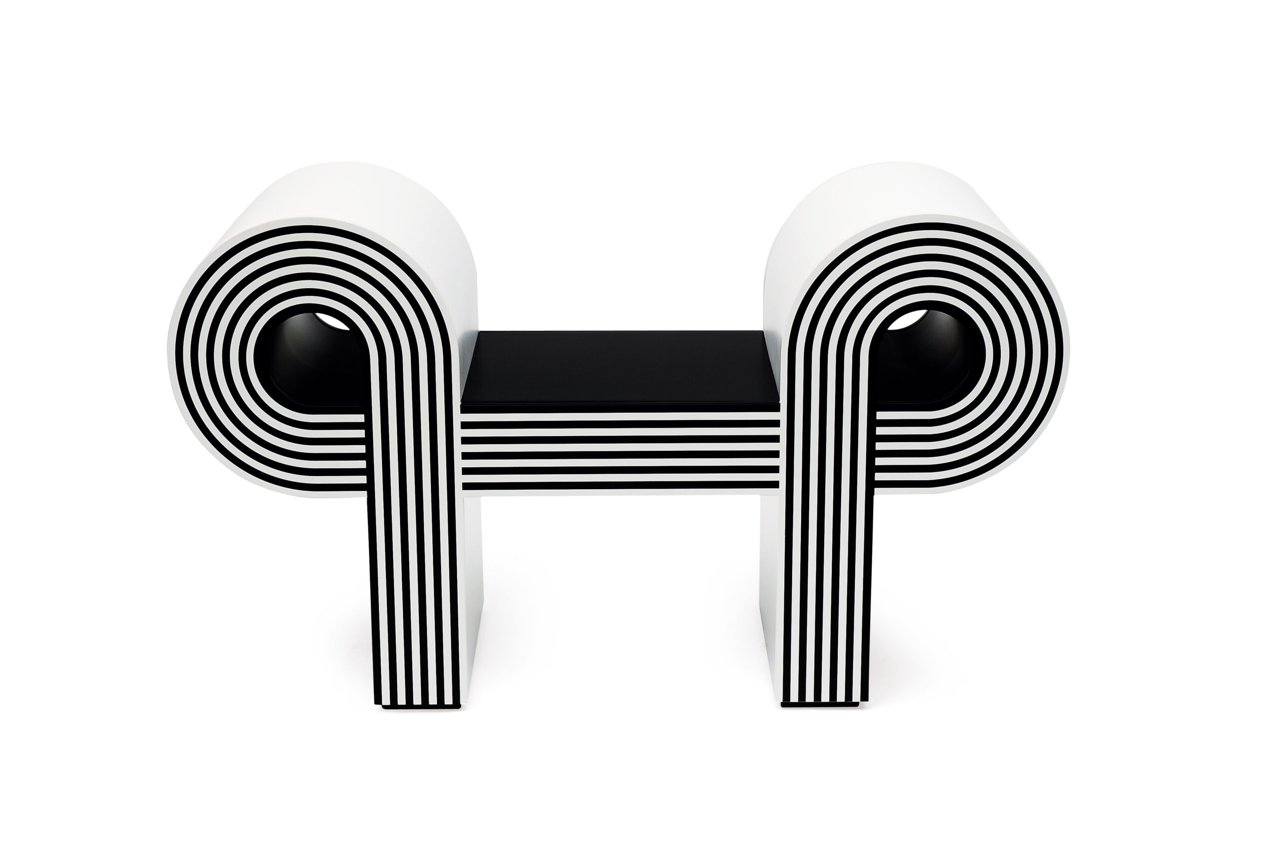 "Credenza Posseduta" di Marcello Morandini è un’opera di design d’autore che fonde arte contemporanea e arredo di lusso. Un mobile scultura dal forte valore simbolico, esempio dell’eccellenza creativa del design italiano. "Credenza Posseduta" is a designer piece that merges contemporary art and luxury furniture. A sculptural cabinet with strong symbolic value, it stands as an example of the creative excellence of Italian design.