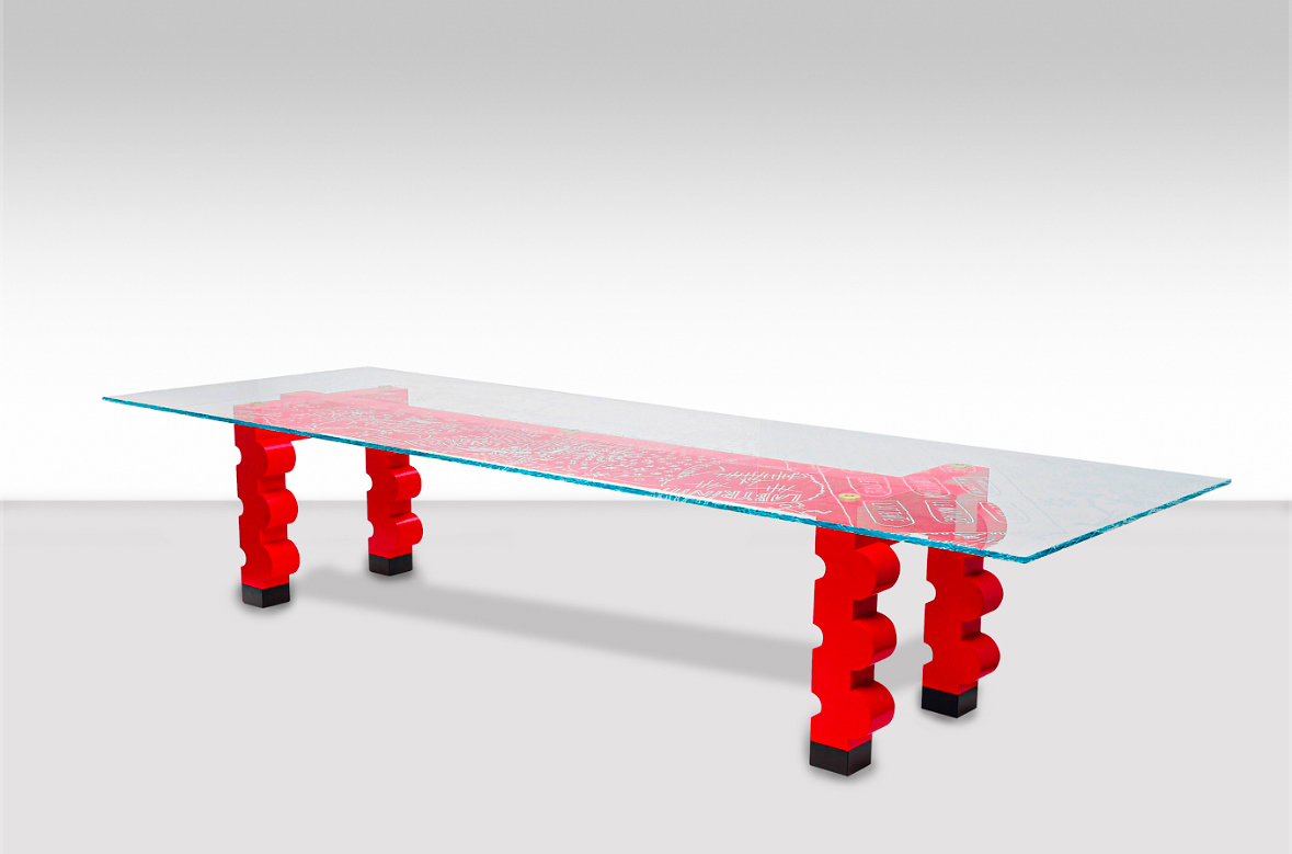 Il tavolo "Golden Gate" di Mendini è un capolavoro del design italiano contemporaneo: un tavolo scultoreo d’autore che unisce arte, architettura e materiali pregiati. Perfetto per ambienti esclusivi e collezionisti di design. The "Golden Gate" table is a masterpiece of contemporary Italian design: a sculptural, signature table that combines art, architecture, and fine materials. Perfect for exclusive interiors and design collectors.