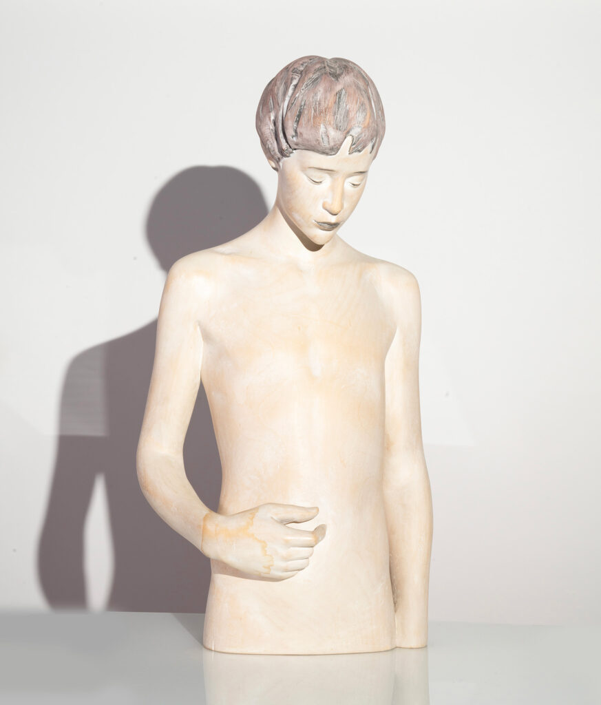 "Ricordo della madre II", scultura in legno di Aron Demetz, 2004.