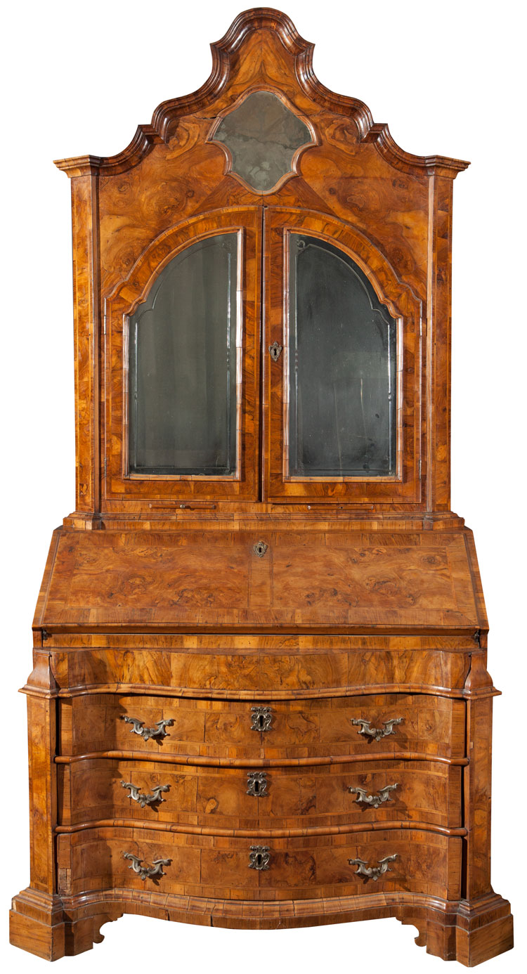 Cassettone con alzata lastronato in legno di noce e radica di noce.