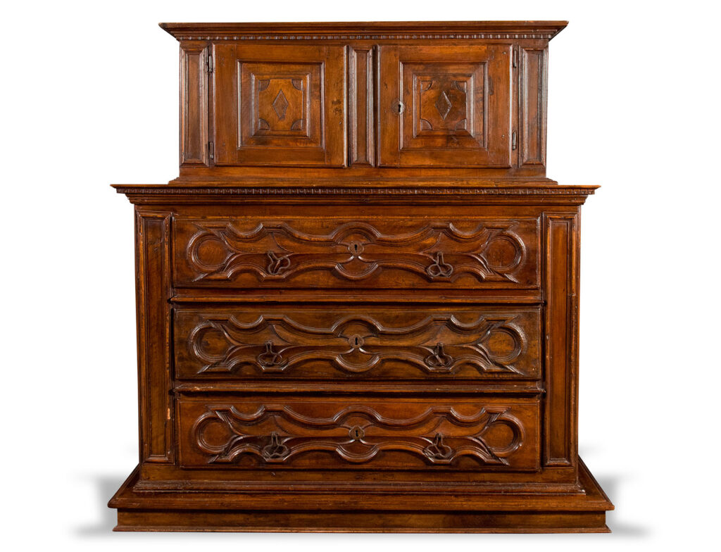 Credenza a doppio corpo in massello di noce, Liguria, metà del XVII sec.