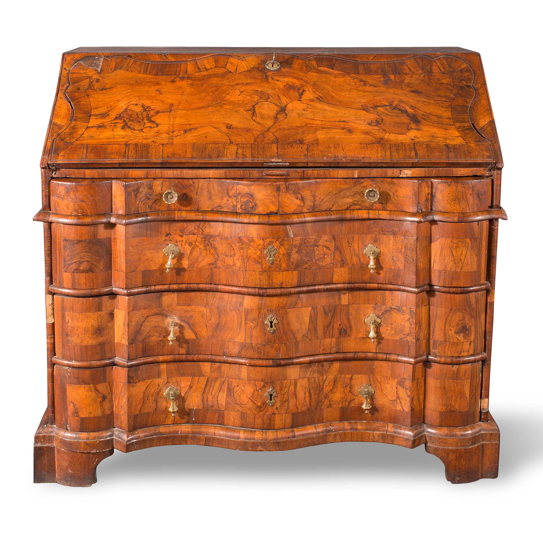 Cassettone a ribalta, lastronato in noce e radica di noce.