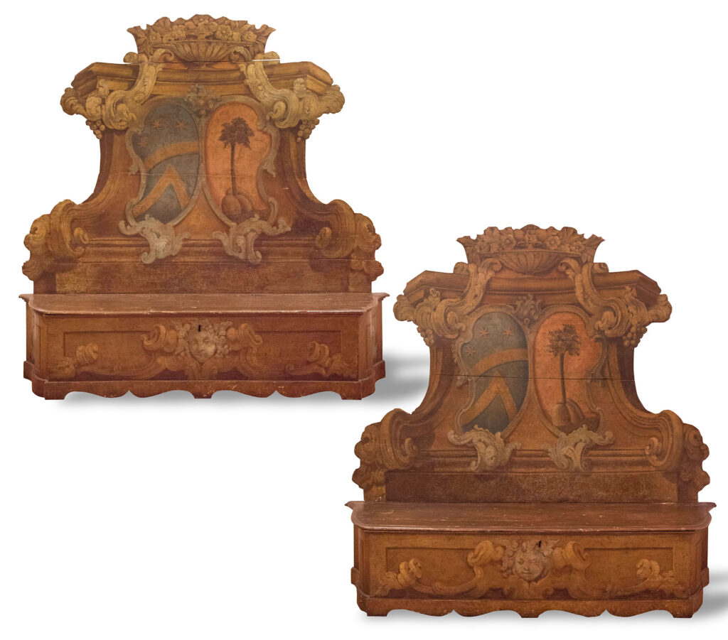 Coppia di panche in legno dipinto e laccato in policromia provenienti da nobile famiglia marchigiana.