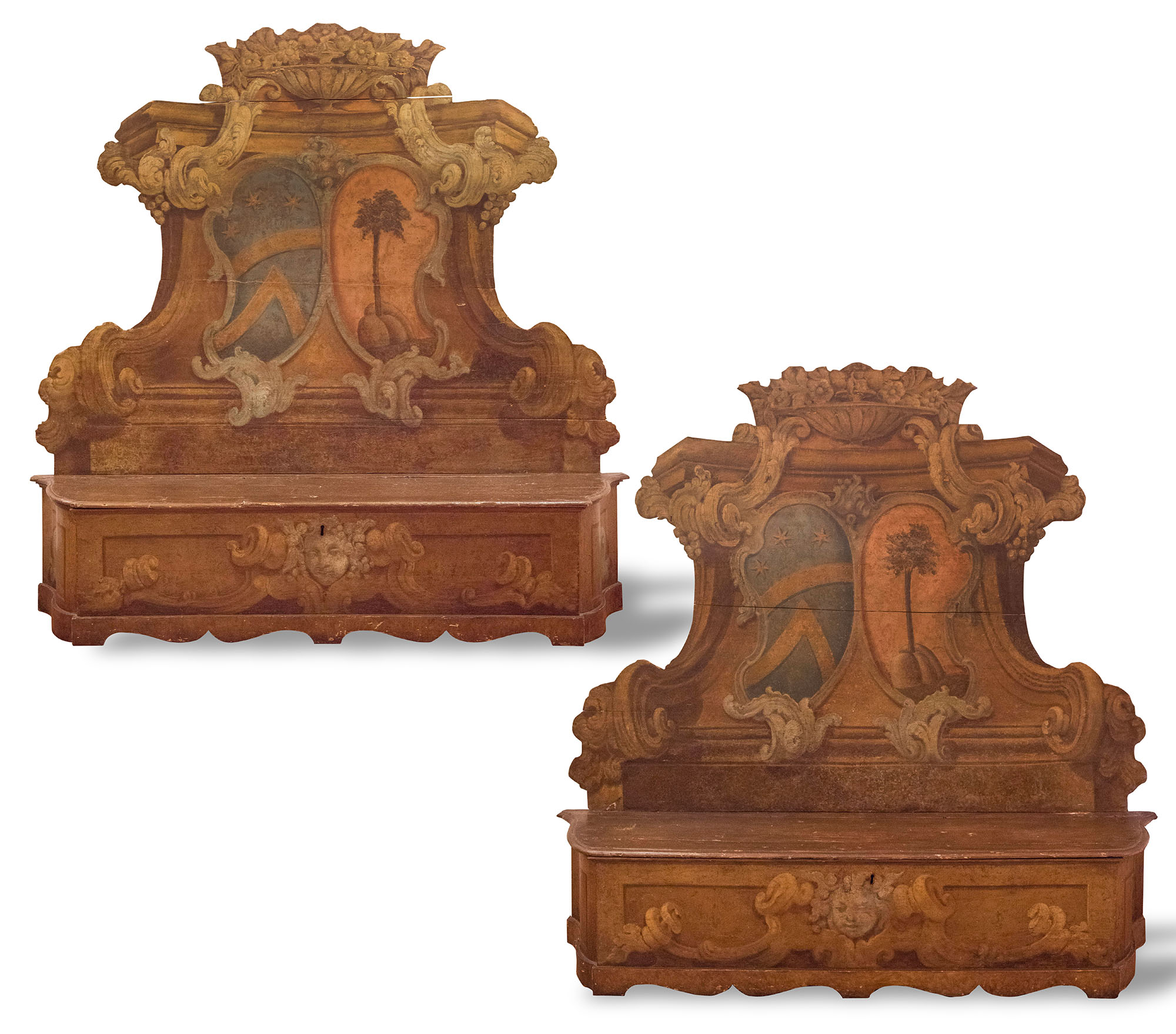 Coppia di panche in legno dipinto e laccato in policromia provenienti da nobile famiglia marchigiana.
