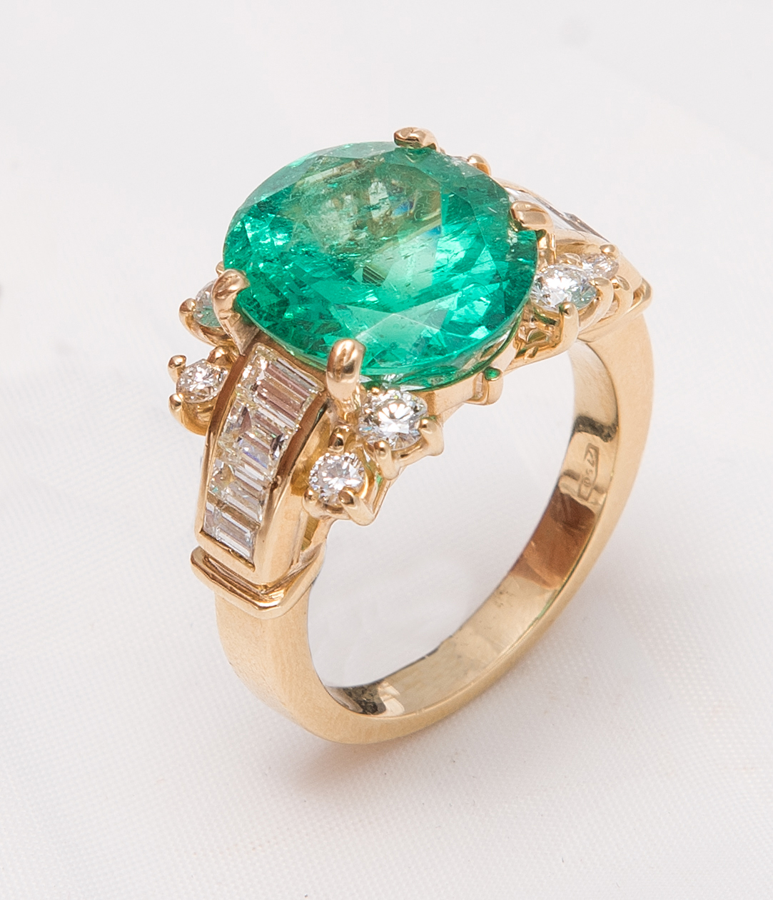 Anello in oro giallo con berillo centrale varietà smeraldo colombiano.