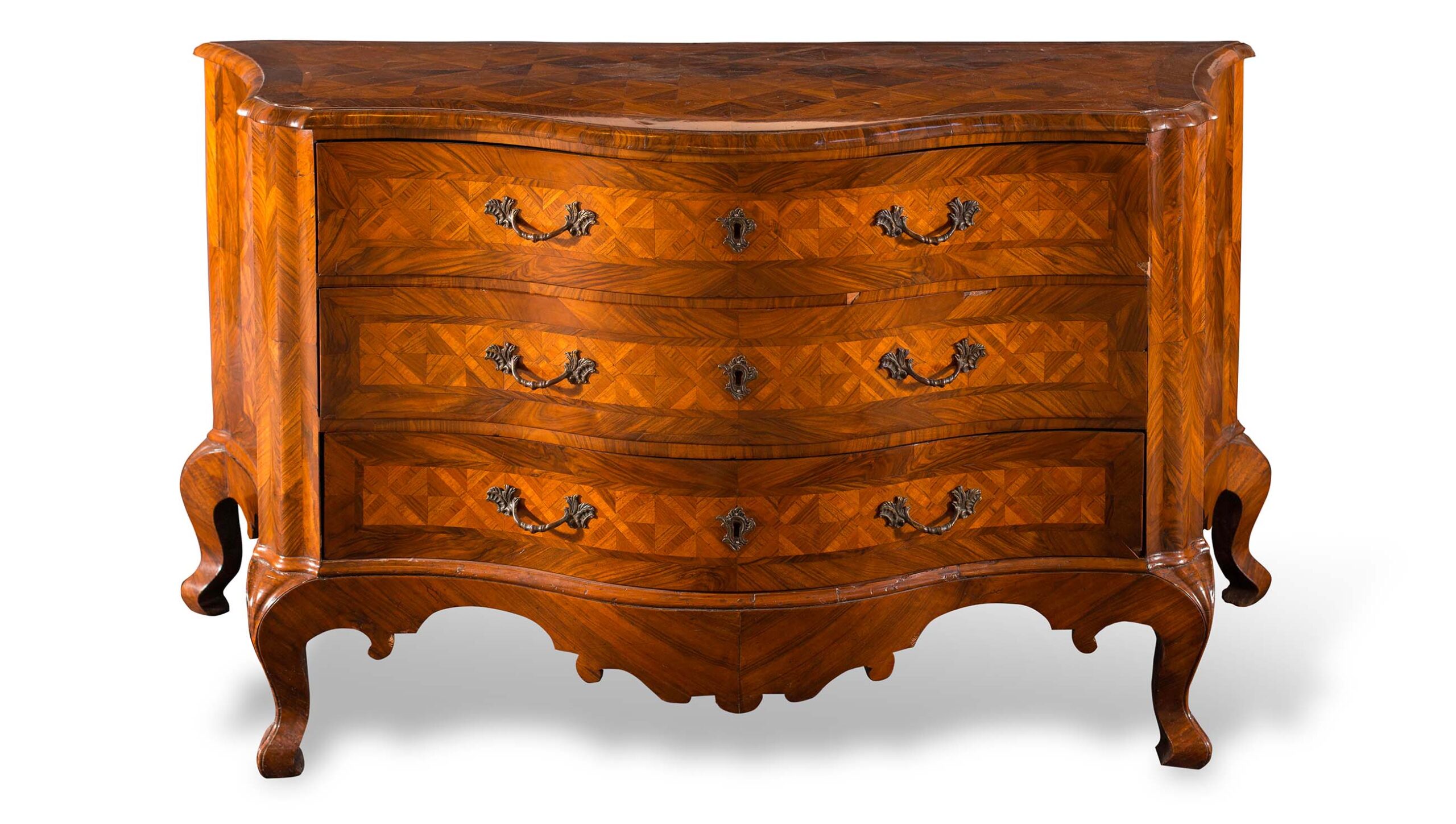 Cassettone a tre cassetti mosso su fronte e fianchi.