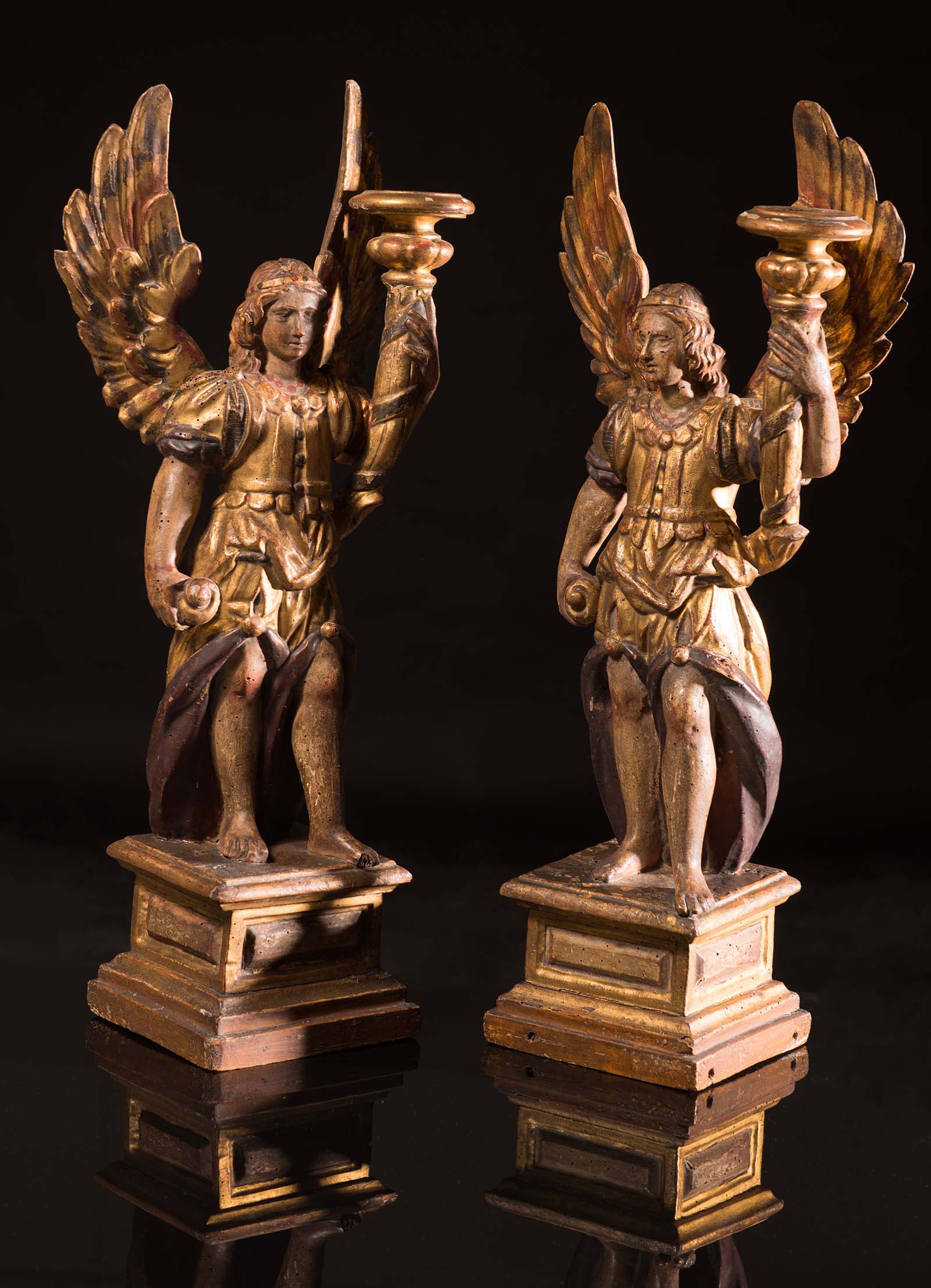 Coppia di sculture lignee policrome e dorate raffiguranti angeli con cornucopie Veneto inizio XVII secolo