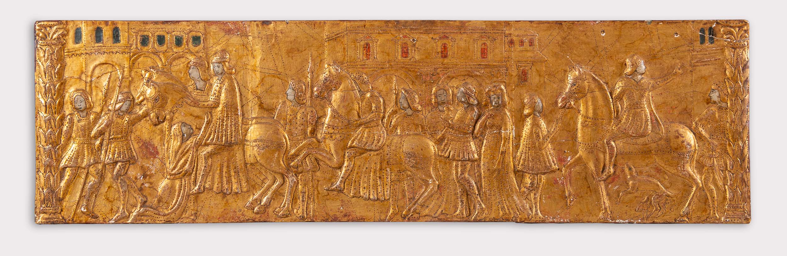 Bassorilievo in pastiglia dorata raffigurante corteo di cavalieri fine XIX inizio XX secolo