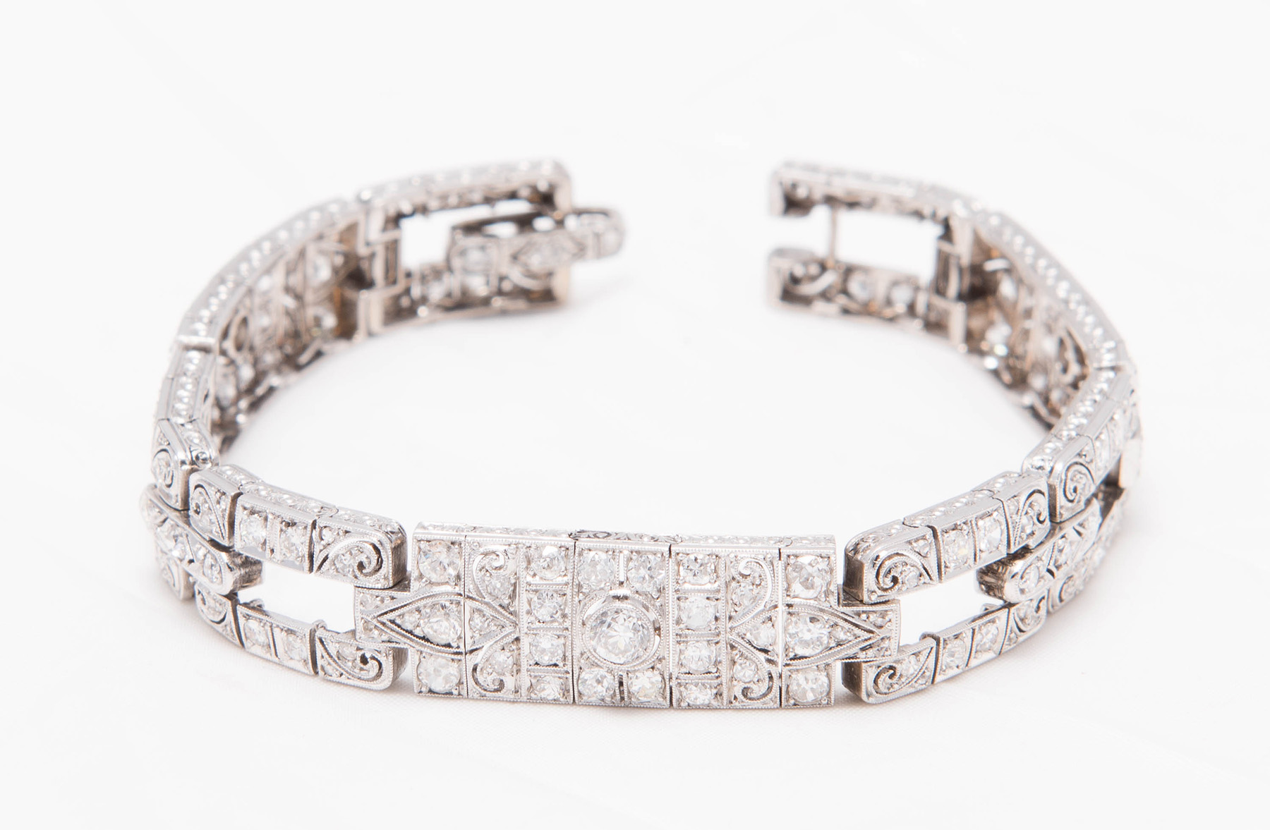 Bracciale in platino con diamanti.