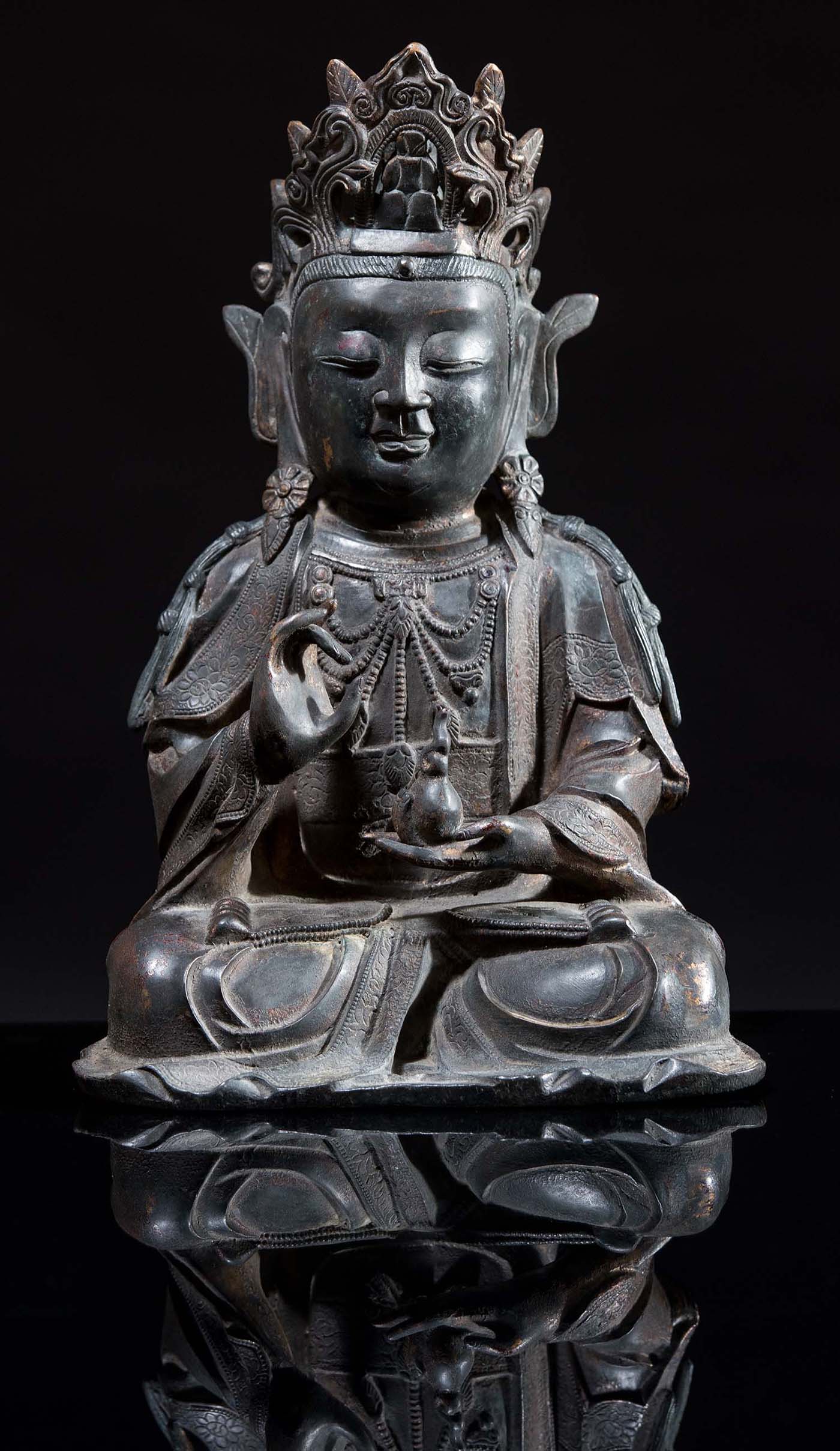 Figura di Guanyin seduta in bronzo, Cina, XVI secolo, vista frontale della scultura orientale antica