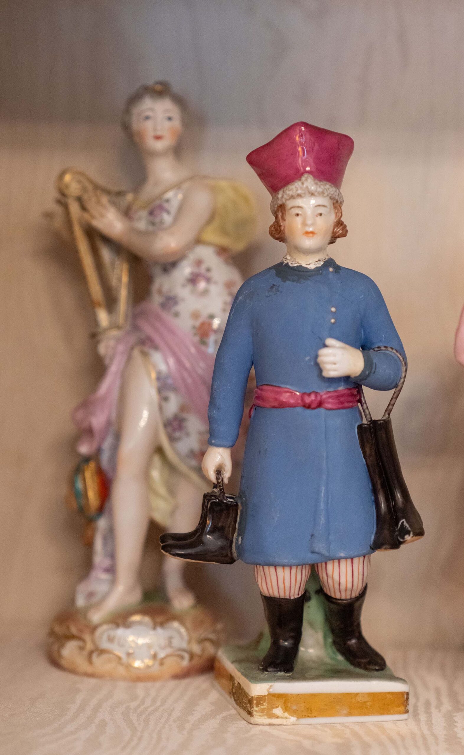Due statuine in porcellana Manifattura Meissen e Manifattura Europea XX secolo