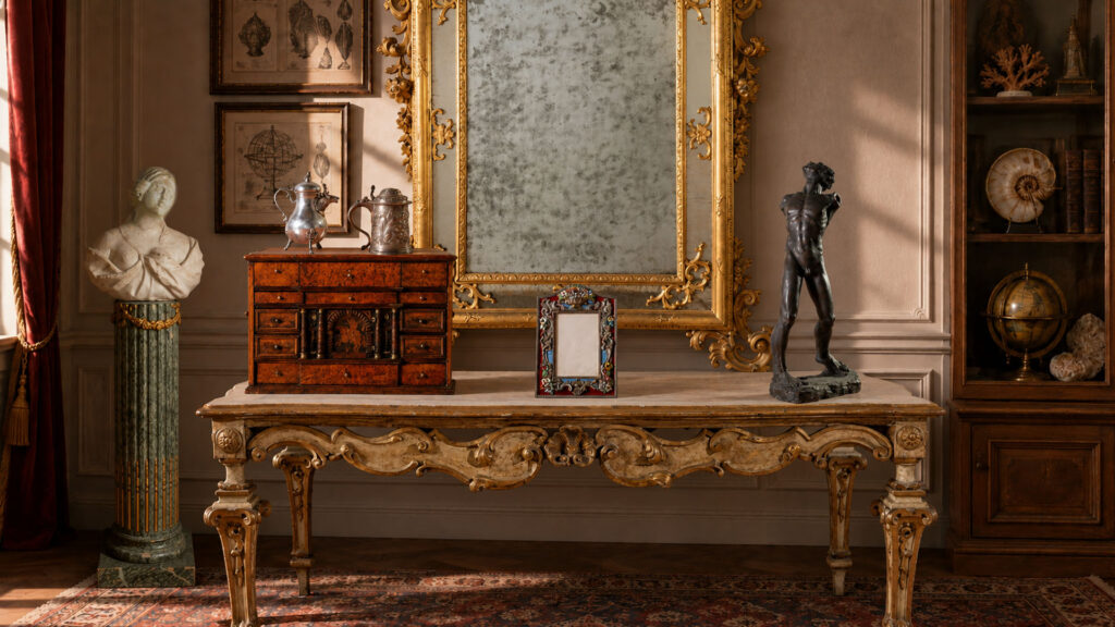 Asta 95 Wunderkammer Gregory's Casa d'Aste con specchiera monumentale, stipo monetiere, busto in marmo e oggetti da collezione