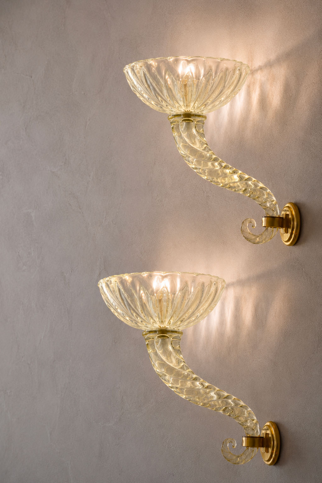 Coppia di grandi applique Cornucopie in vetro di Murano e ottone anni Cinquanta
