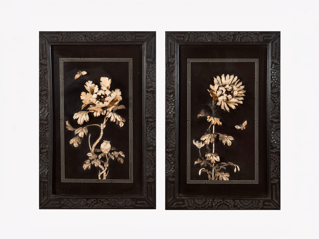 Coppia di pannelli giapponesi in legno laccato nero con fiori in rilievo, avorio, madreperla e intarsi, XIX secolo.