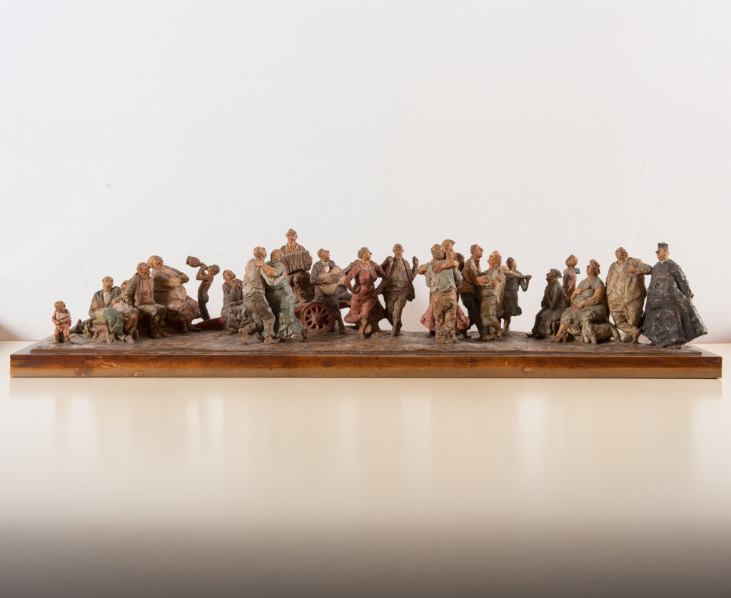 “La festa di paese”, scultura di Cleto Tomba.