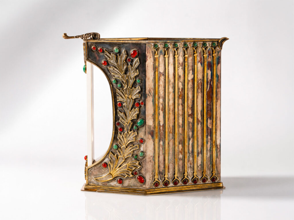 Caraffa "Filla" di Alessandro Stefani in argento e vermeil con corniole e pietre dure, Bologna, XX secolo.