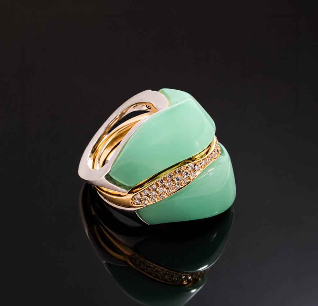 Anello Gino Fontana della collezione "Baffo" composto da tre anelli in oro bianco e oro giallo con crisoprasio e diamanti taglio brillante.