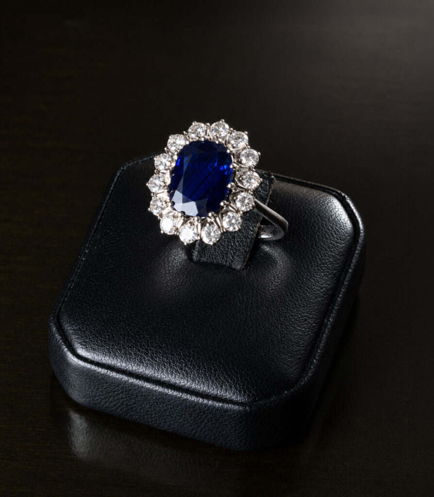 Anello a margherita in oro bianco 18 kt con zaffiro naturale da 4,06 carati e diamanti taglio brillante.