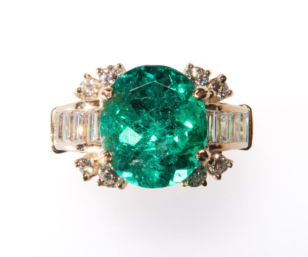 Anello in oro giallo con smeraldo colombiano da 8,05 carati e diamanti taglio baguette e brillante.