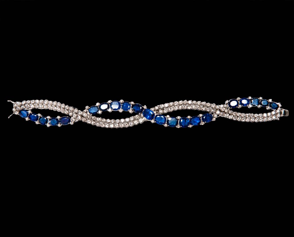 Bracciale a incrocio in oro bianco con zaffiri naturali ovali e diamanti taglio brillante.