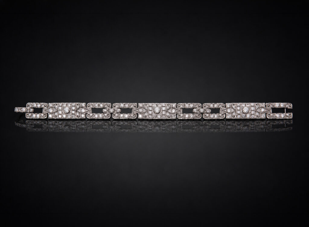 Bracciale Déco in platino con diamanti taglio misto, caratterizzato da una raffinata geometria Art Déco.