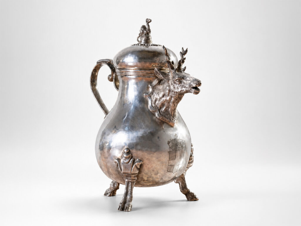 Caffettiera in argento di Enea Stefani Argentiere, XX secolo, con corpo piriforme, beccuccio a forma di cervo, piedi caprini, stemma della famiglia Savoia e punzoni sabaudi.