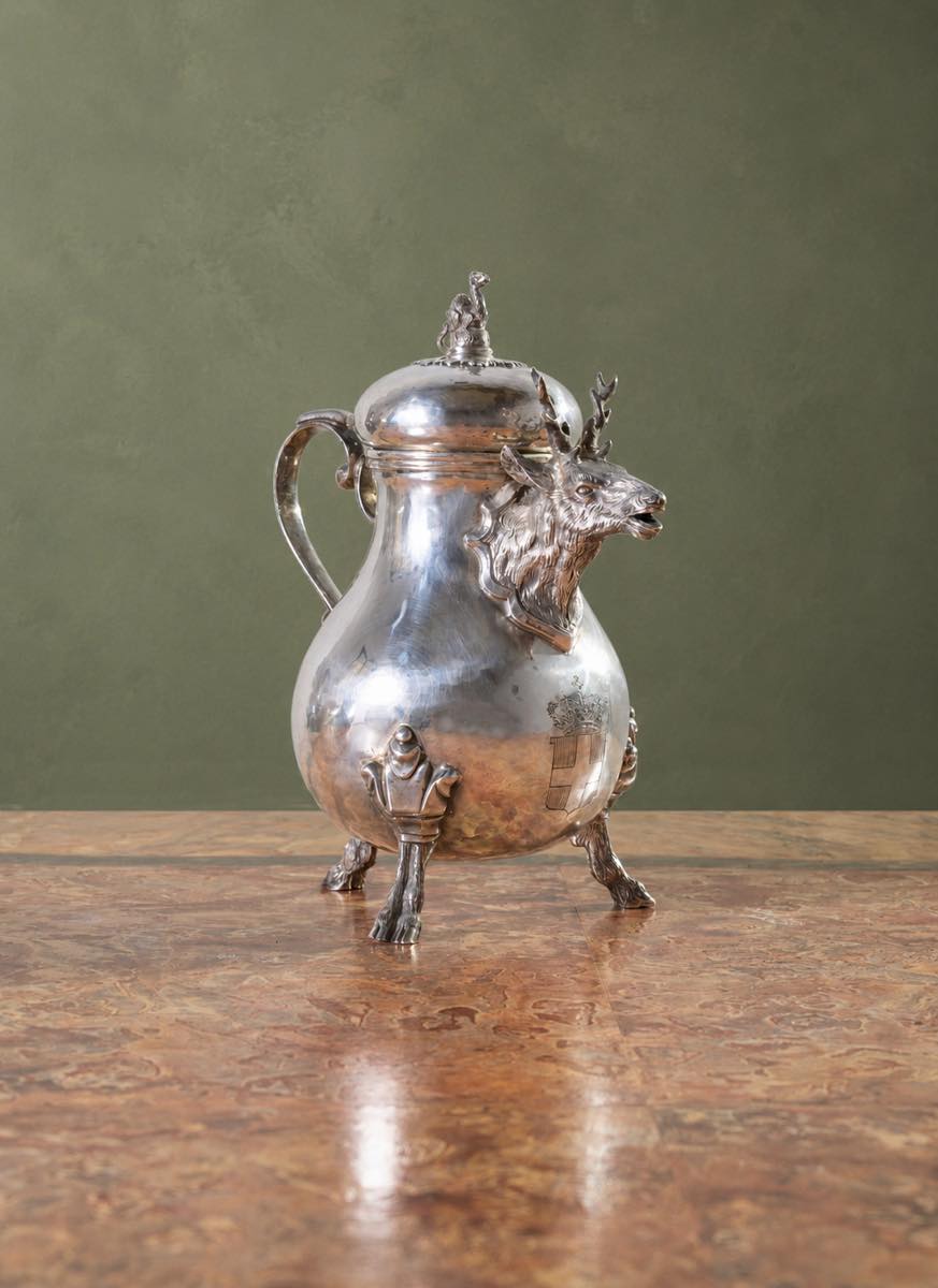 Caffettiera in argento di Enea Stefani Argentiere, XX secolo, con corpo piriforme, beccuccio a forma di cervo, piedi caprini, stemma della famiglia Savoia e punzoni sabaudi.