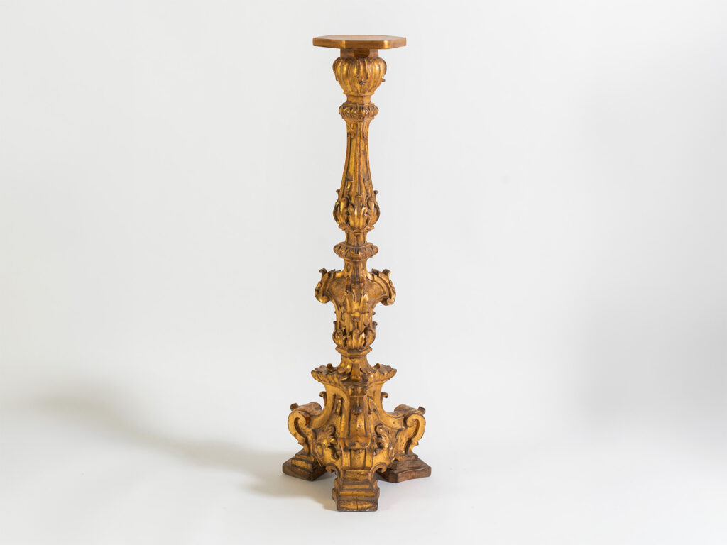 Candelabro in legno intagliato e dorato con decorazione rococò, Italia, metà XVIII secolo.