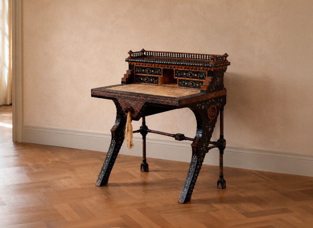 Carlo Bugatti, scrittoio in legno ebanizzato con intarsi in metallo e osso, piano in pergamena e dettagli orientalisti, trattato da Gregory’s Casa d’Aste Bologna, prima casa d’aste di Bologna dal 2013.