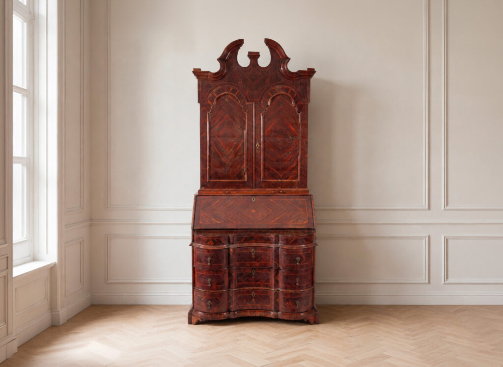 Cassettone con alzata del XVIII secolo lastronato in legno di carrubo e noce, con calatoia, segreti, castello interno e cappello architettonico. Trattato da Gregory's Casa d'Aste Bologna, prima casa d'aste di Bologna dal 2013.