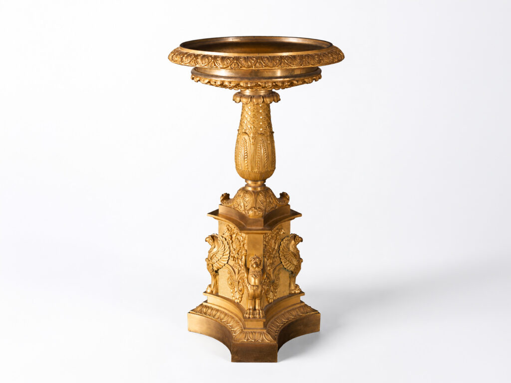 Centrotavola in bronzo dorato e cesellato con grifi alati, Francia, prima metà del XIX secolo.