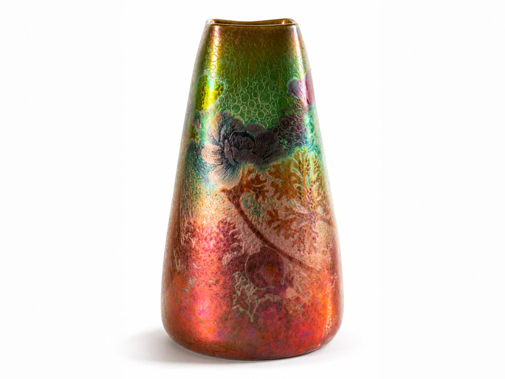 Clément Massier, vaso piriforme in ceramica a lustro iridescente con decoro floreale, Golfe-Juan, 1890–1910.