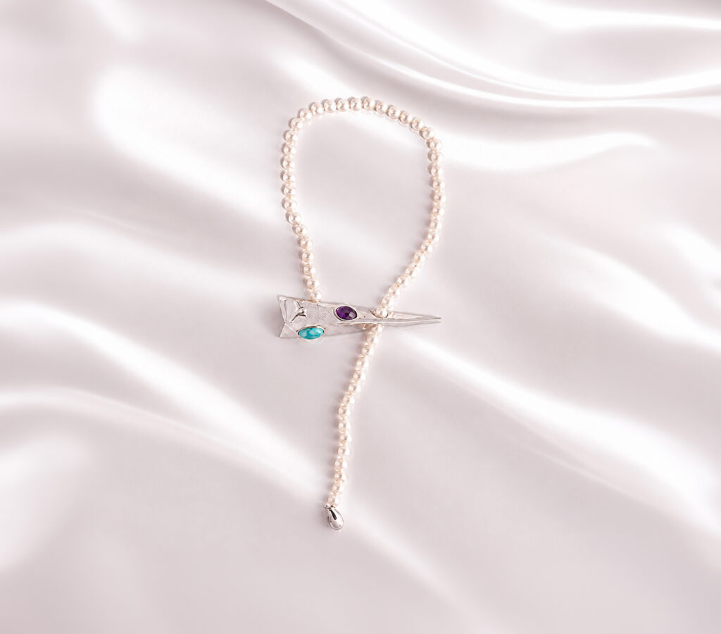 Collana Gino Fontana della collezione "Chiodo" in oro bianco con perle giapponesi Mikimoto, ametista, larimar e diamante.