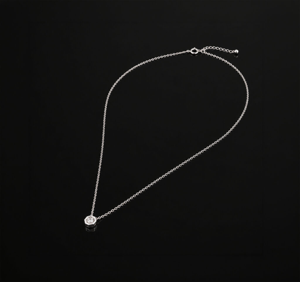 Collana Gino Fontana della collezione Ottagonale in oro bianco con ciondolo punto luce e diamante taglio brillante.