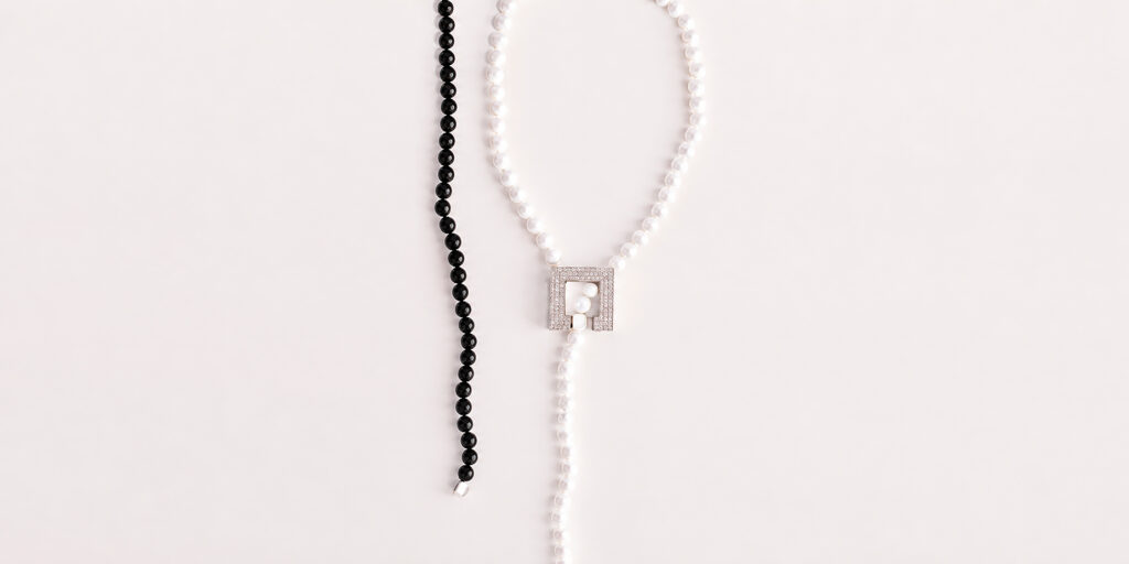 Collana Gino Fontana della collezione Quadro in agata bianca con chiusura in oro bianco e diamanti, completa di filo intercambiabile in onice.