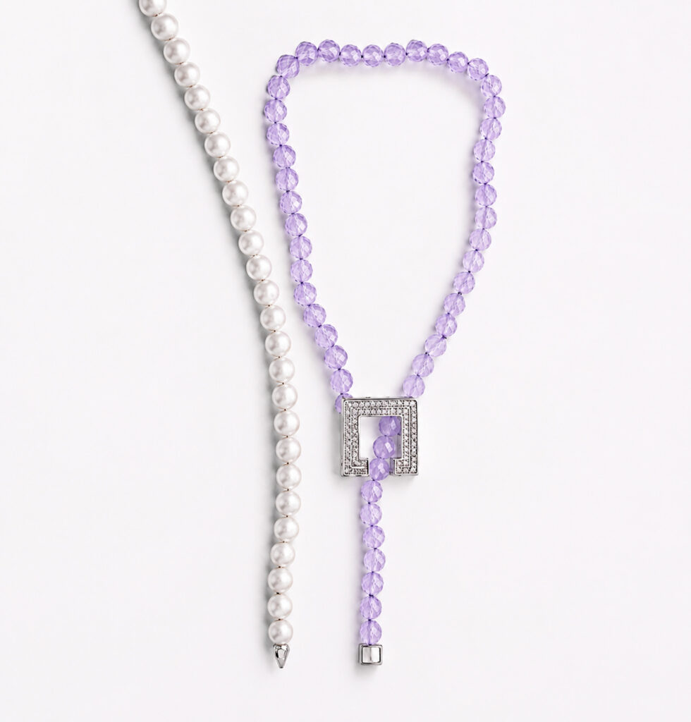 Collana Gino Fontana della collezione Quadro con giada lavanda, chiusura in oro bianco e diamanti, completa di filo intercambiabile in agata bianca.