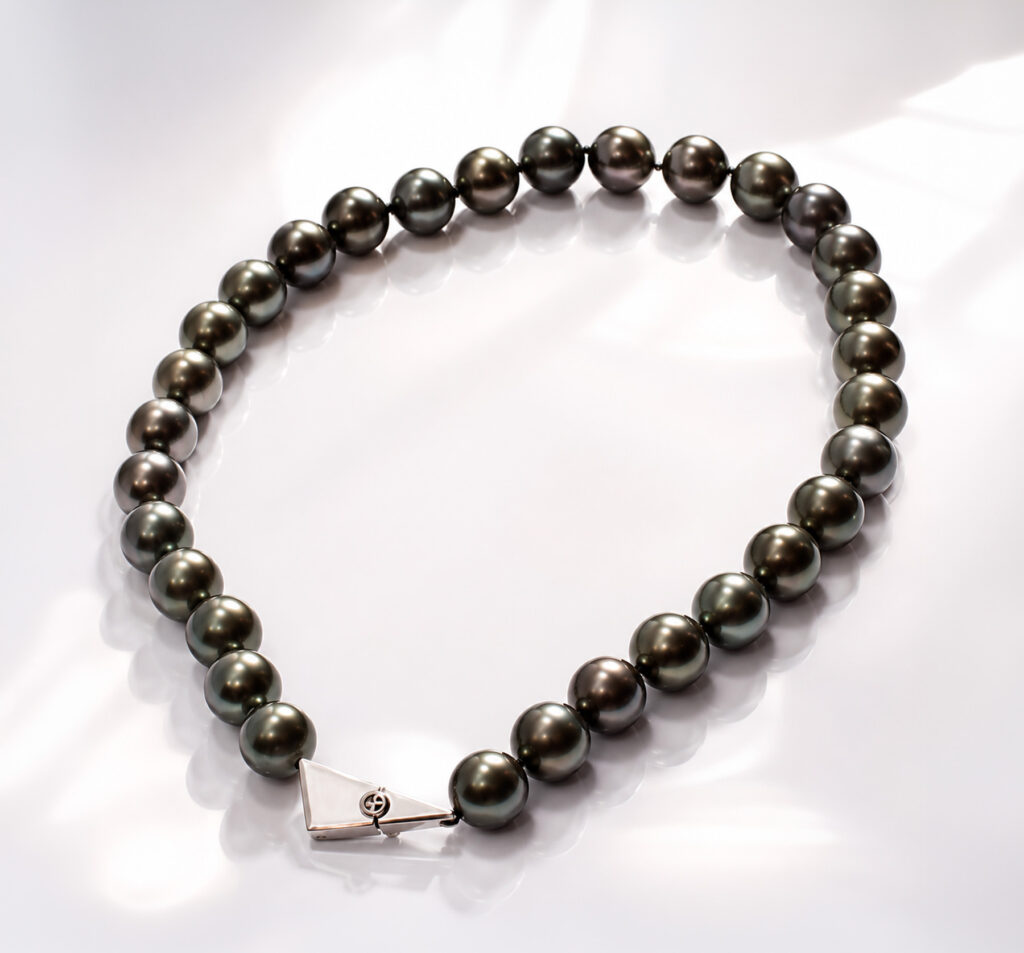 Collana di 31 perle nere Tahiti con chiusura Triangolo Gino Fontana in oro bianco.