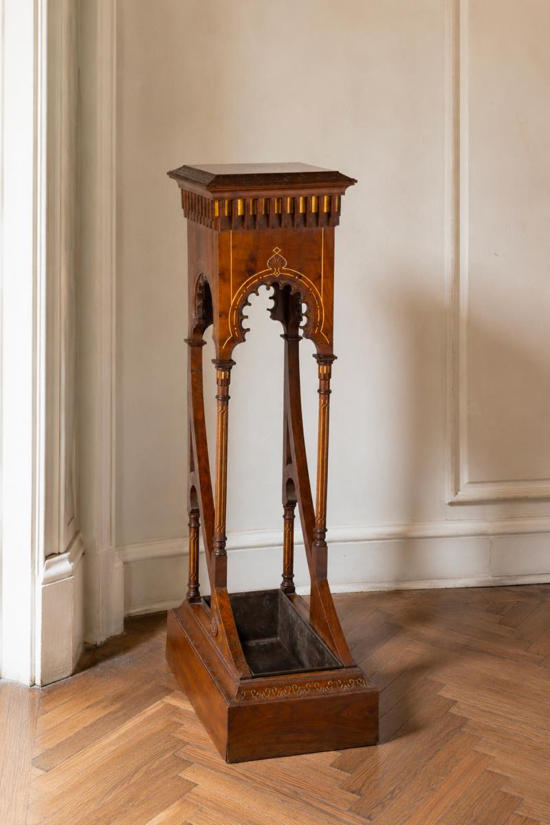 Colonna portascultura attribuita a Eugenio Quarti in legno intagliato e dorato con decori di gusto moresco, fine XIX secolo.