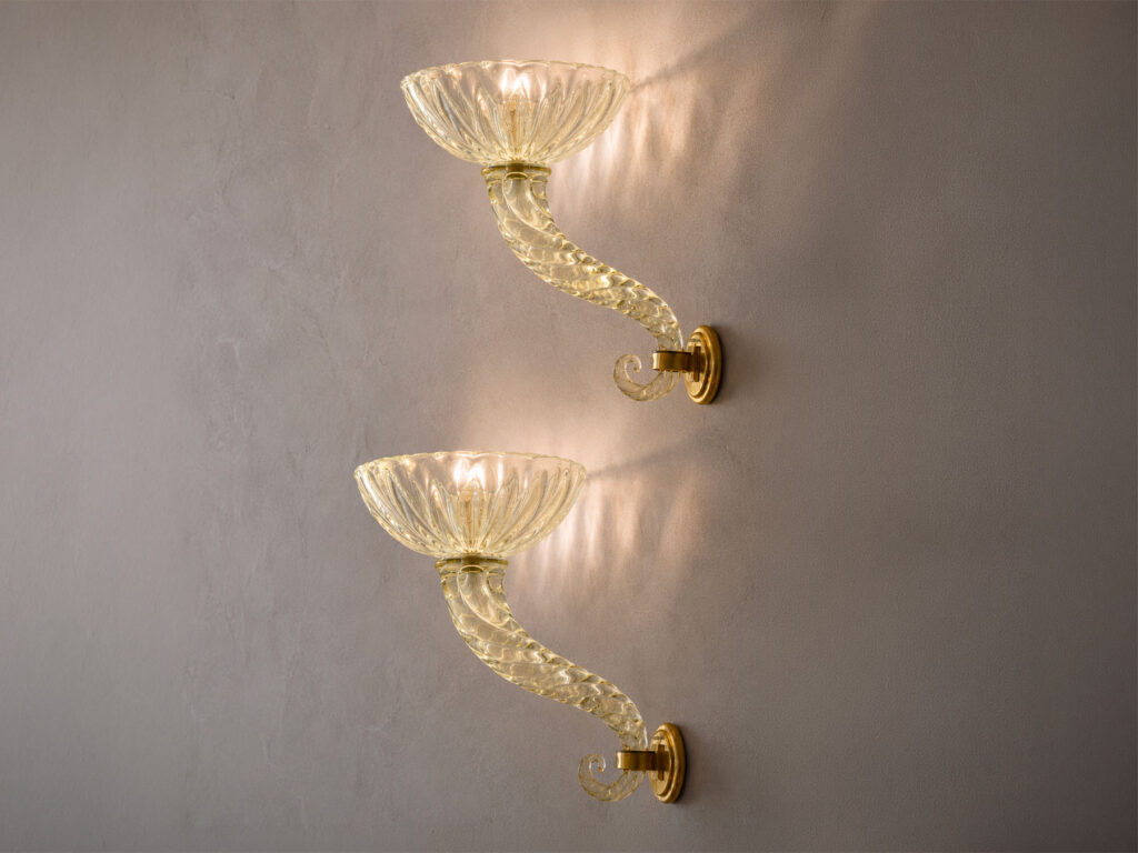 Coppia di applique "Cornucopie" in vetro massiccio di Murano e ottone, anni Cinquanta.