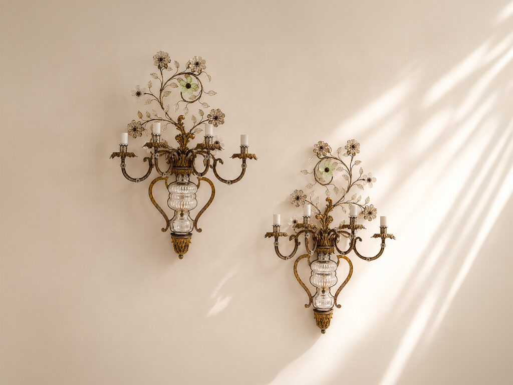 Coppia di appliques a quattro luci in ferro argentato, parti dorate e cristalli molati, attribuite a Maison Baguès, XX secolo.