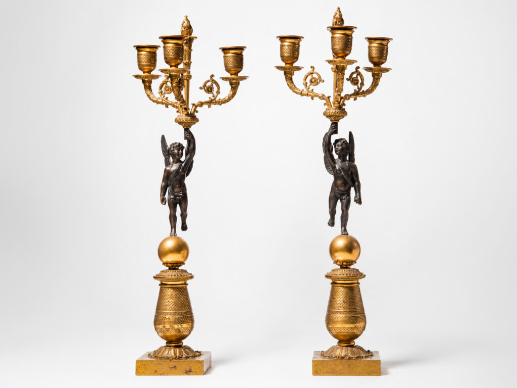 Coppia di candelabri in bronzo dorato e bronzo brunito con putti, Francia, epoca Napoleone III.